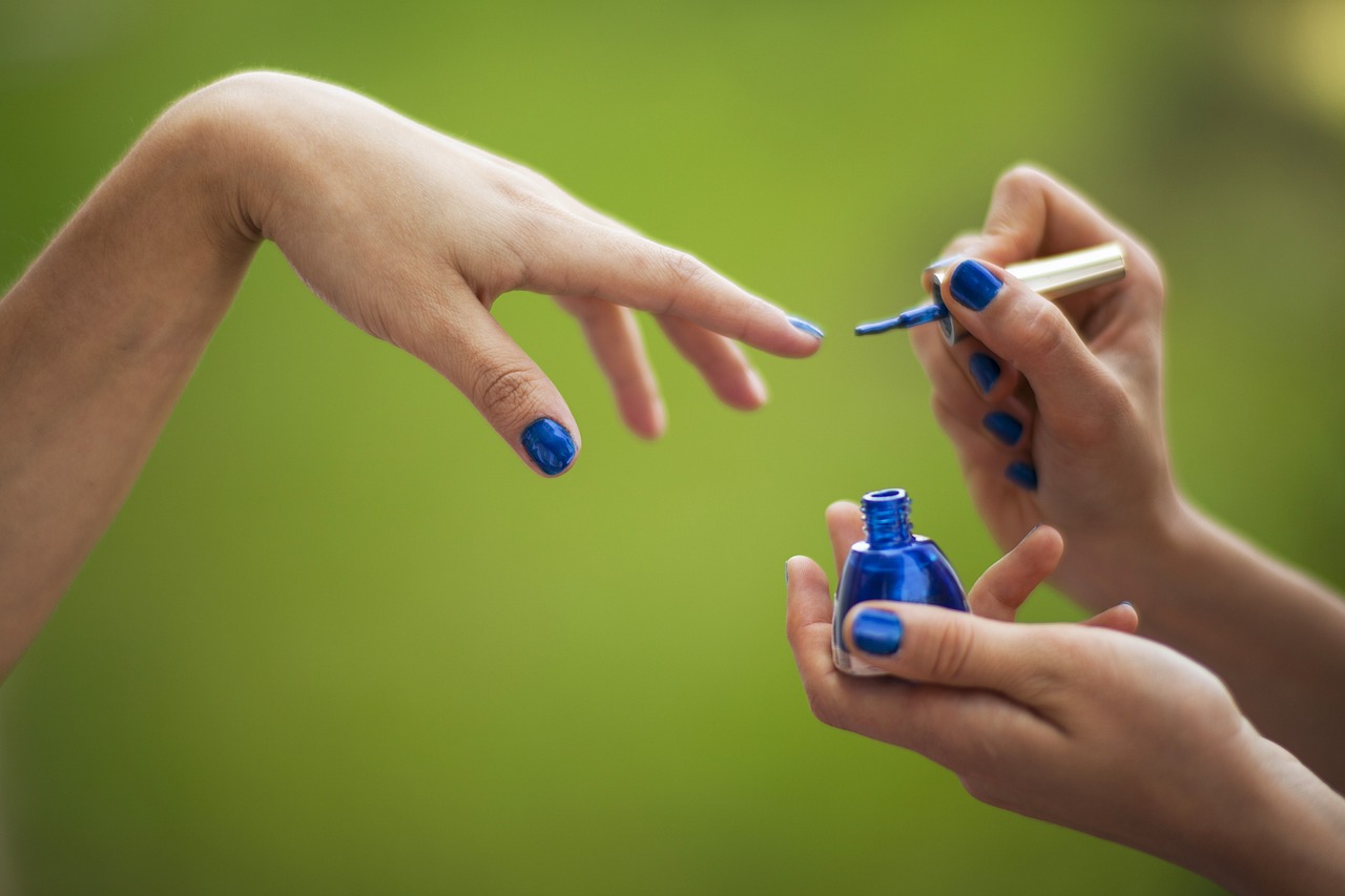 odkryj skuteczne metody pielęgnacji paznokci, aby cieszyć się zdrowymi i pięknymi dłońmi. poznaj porady dotyczące odżywiania, manicure i domowych sposobów na wzmocnienie paznokci.